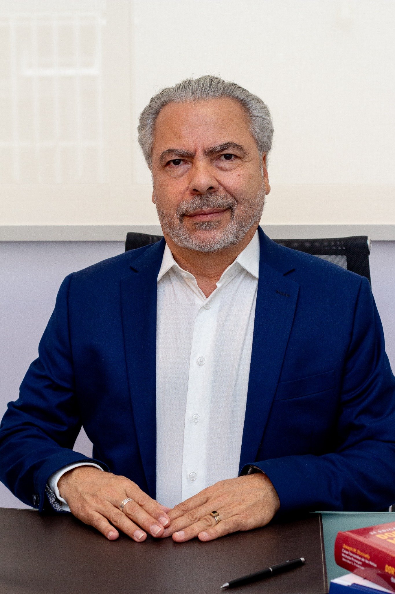 Dr. Hildebrando Sábato no ambiente clínico